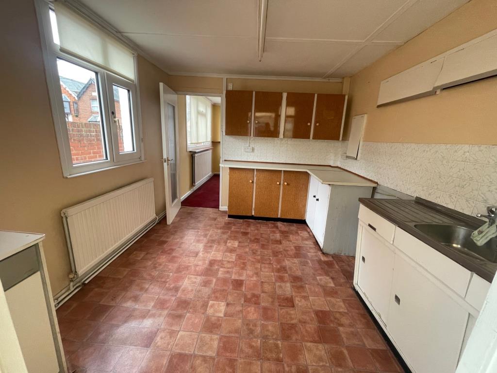 Lot: 91 - DETACHED BUNGALOW IN RIVERSIDE TOWN FOR IMPROVEMENT - Kitchen